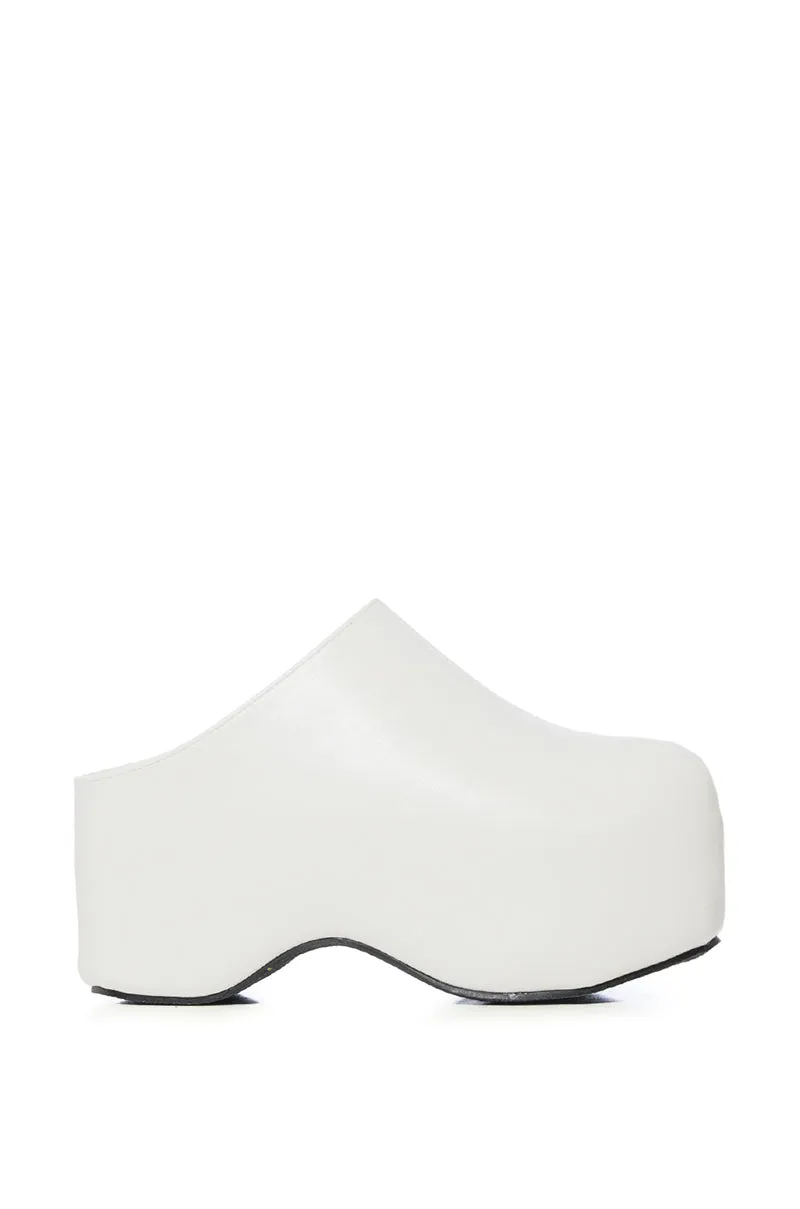 AZALEA WANG BALM WHITE PU CLOG